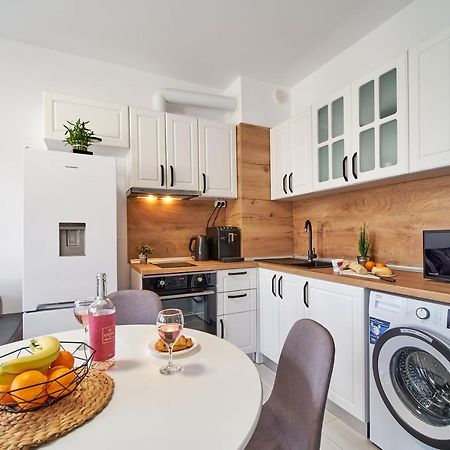 Cozy Apartment With Balcony On The Black Sea- Part Of The Family 'Vicki Apart Varna Exterior photo