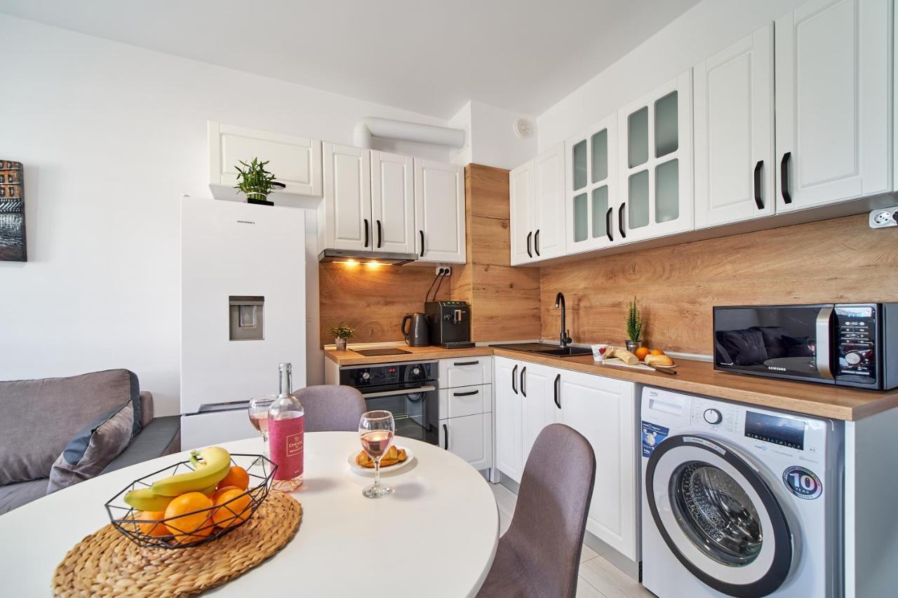 Cozy Apartment With Balcony On The Black Sea- Part Of The Family 'Vicki Apart Varna Exterior photo