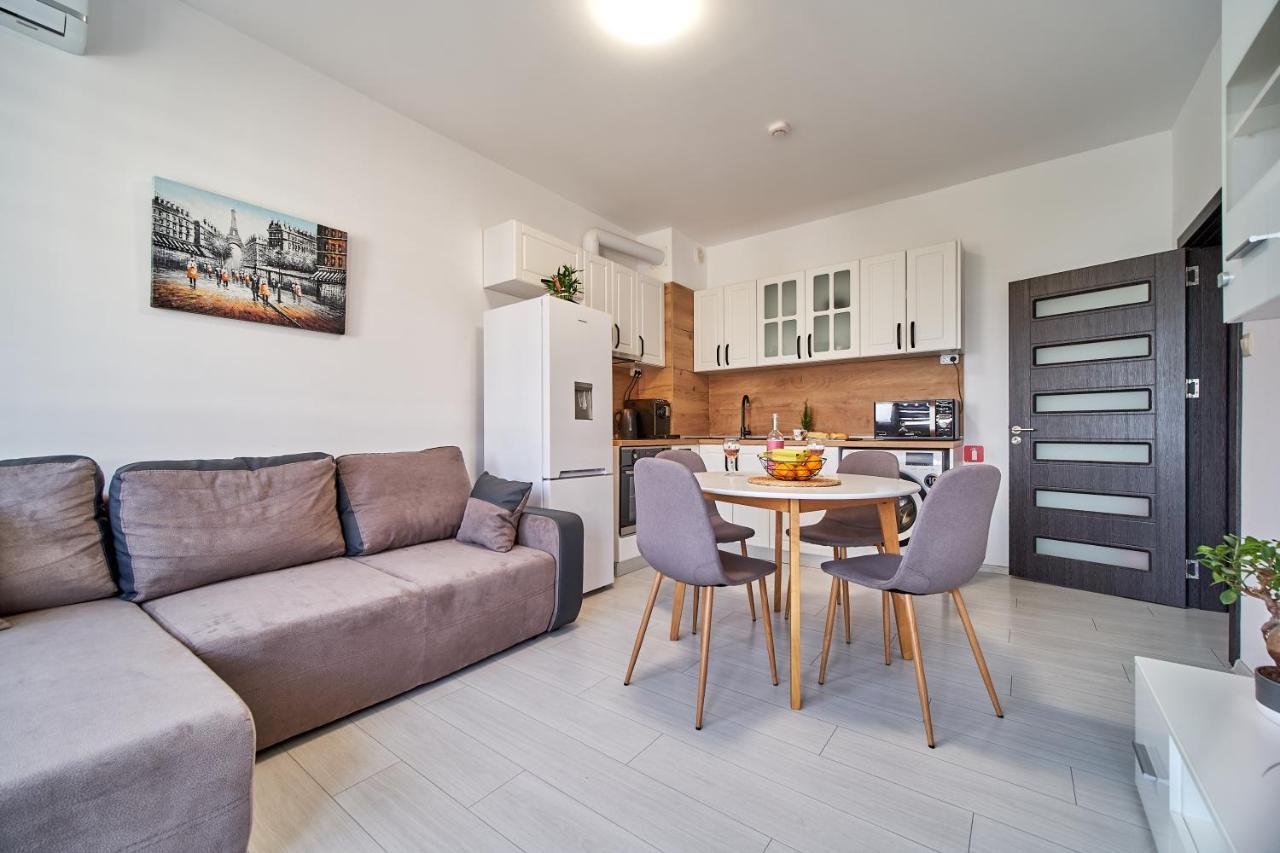 Cozy Apartment With Balcony On The Black Sea- Part Of The Family 'Vicki Apart Varna Exterior photo